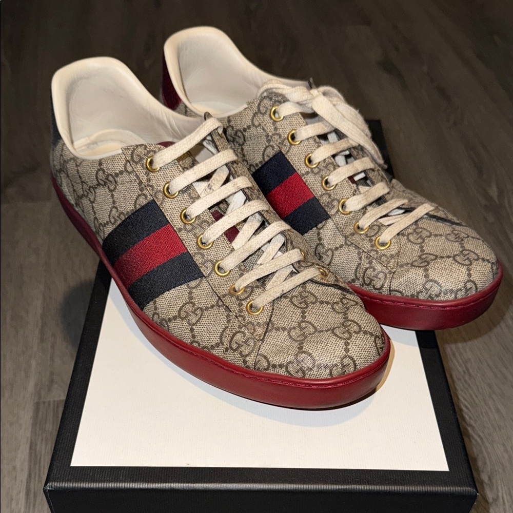Gucci Men's Beige GG Supreme Canvas Red-Trim Low-Top Sneakers